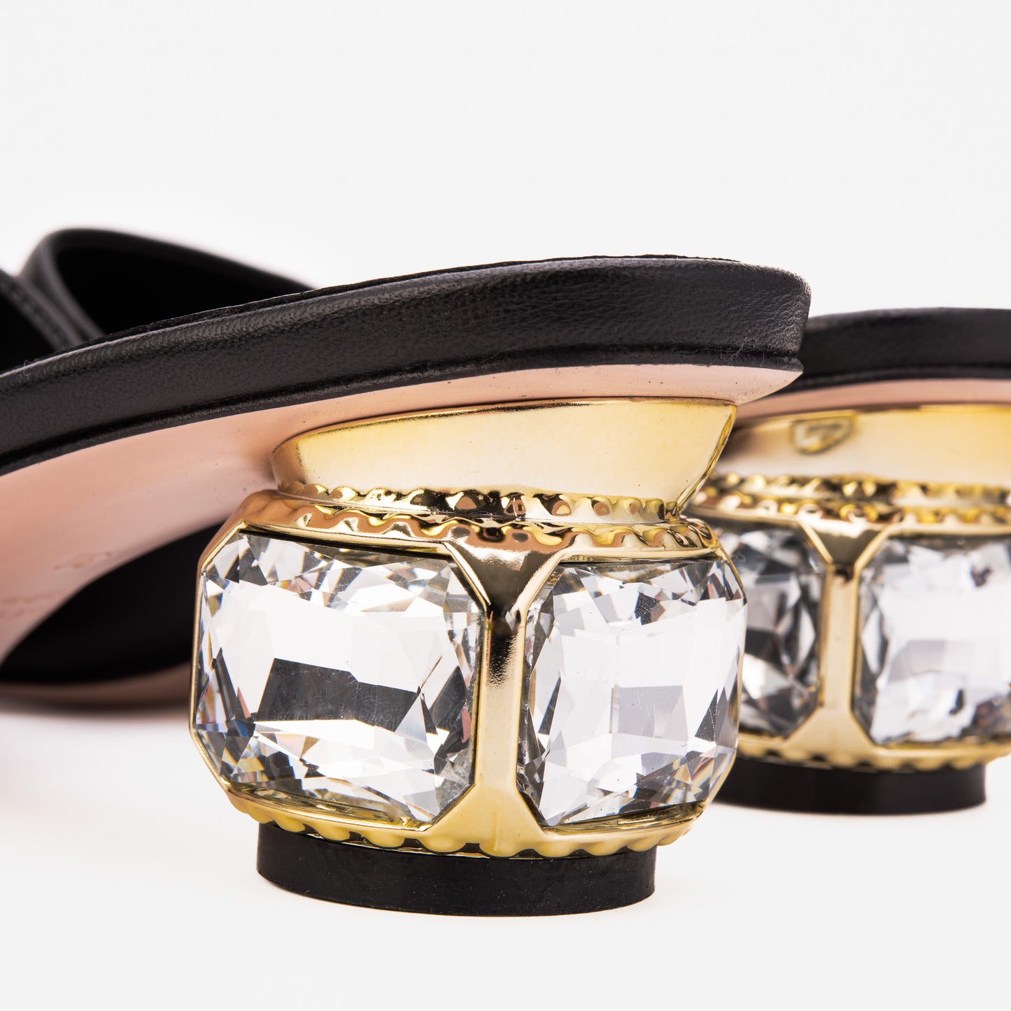 Sandalia de Mujer con Tacón de Cristal Negro Noctara