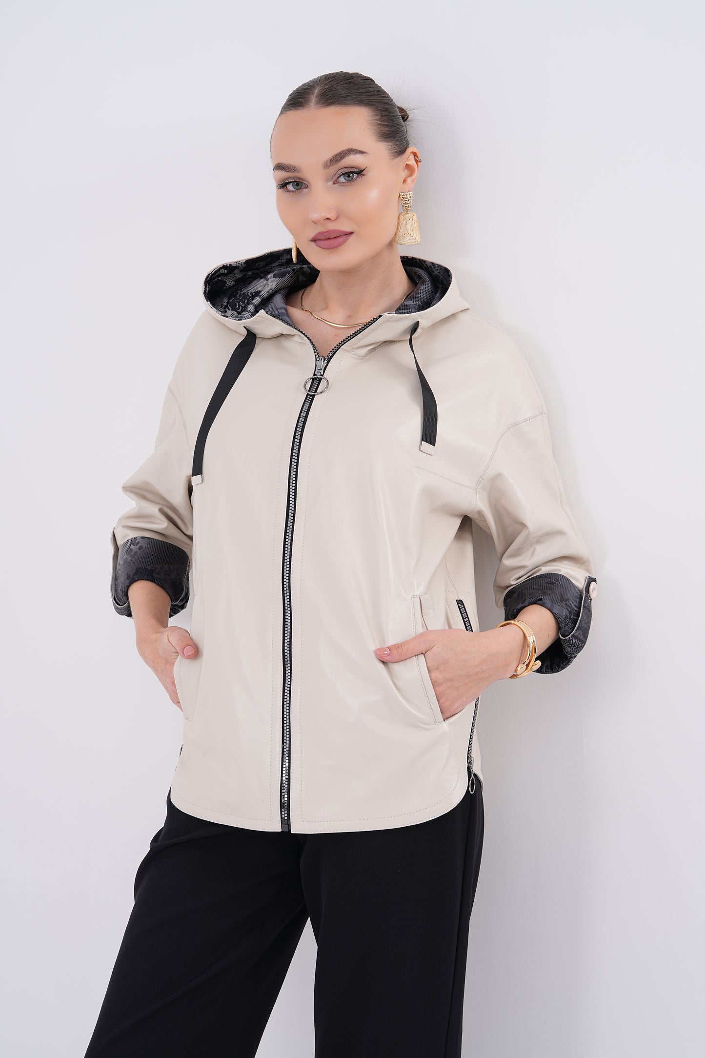 Chaqueta de mujer de cuero beige reversible con capucha Nyxara