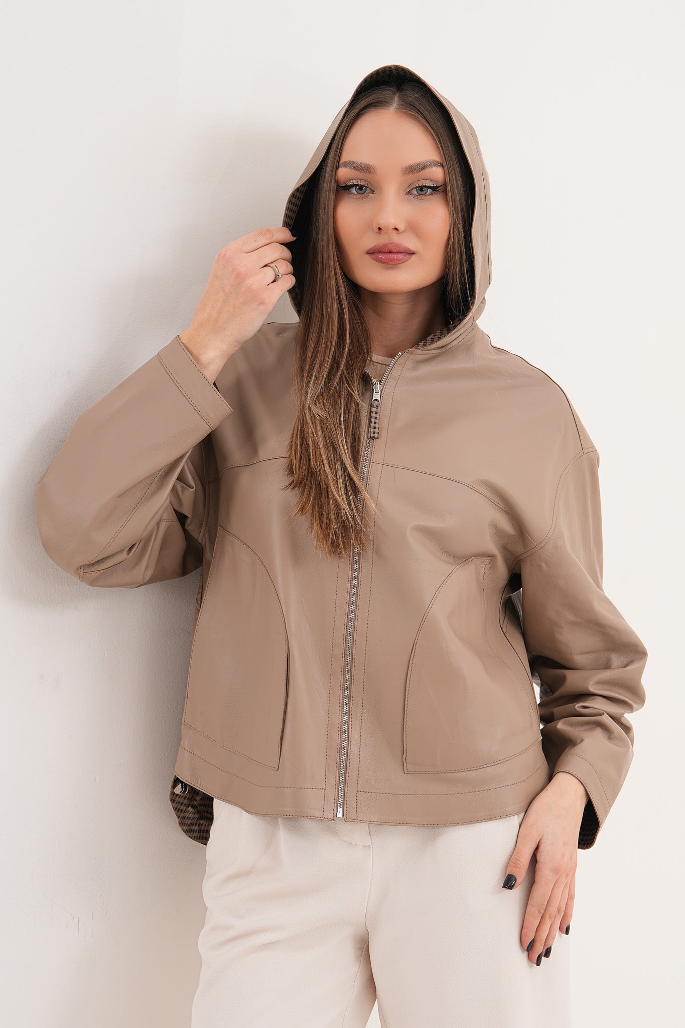 Chaqueta reversible con capucha para mujer de cuero auténtico color topo Elvaria