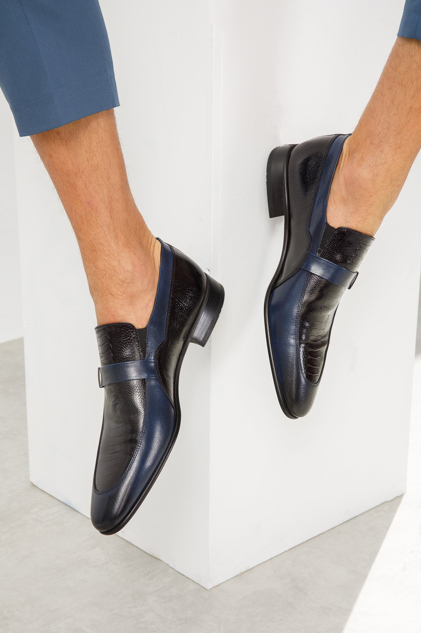 Mocasín de cuero azul marino de Kazablanka para hombre