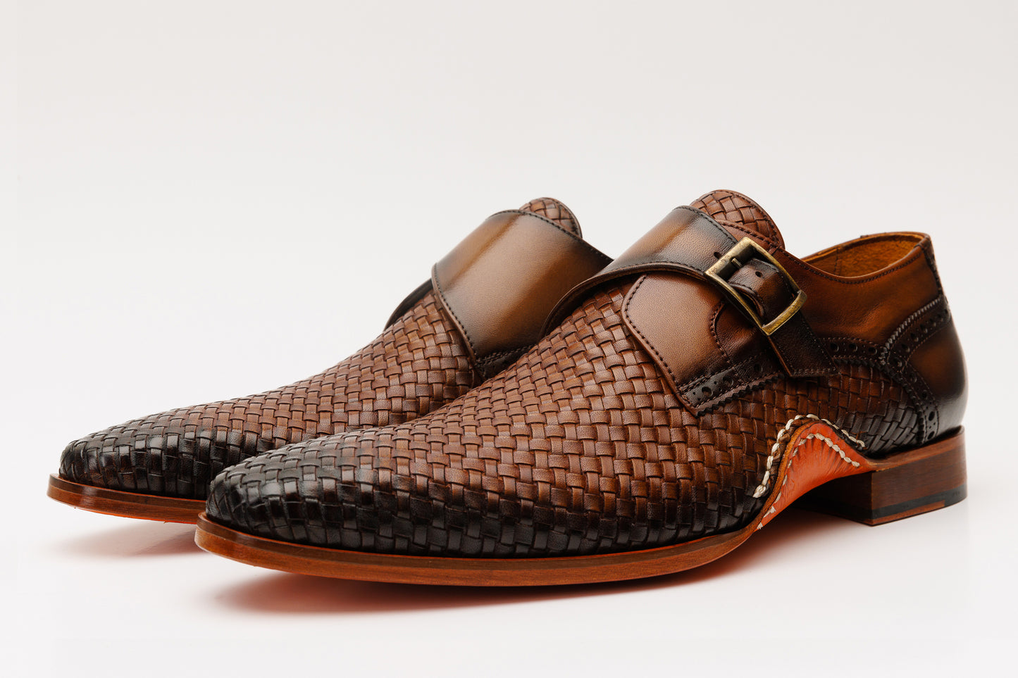 Zapato de hombre hecho a mano con una sola hebilla de cuero tejido en color canela de Rolls
