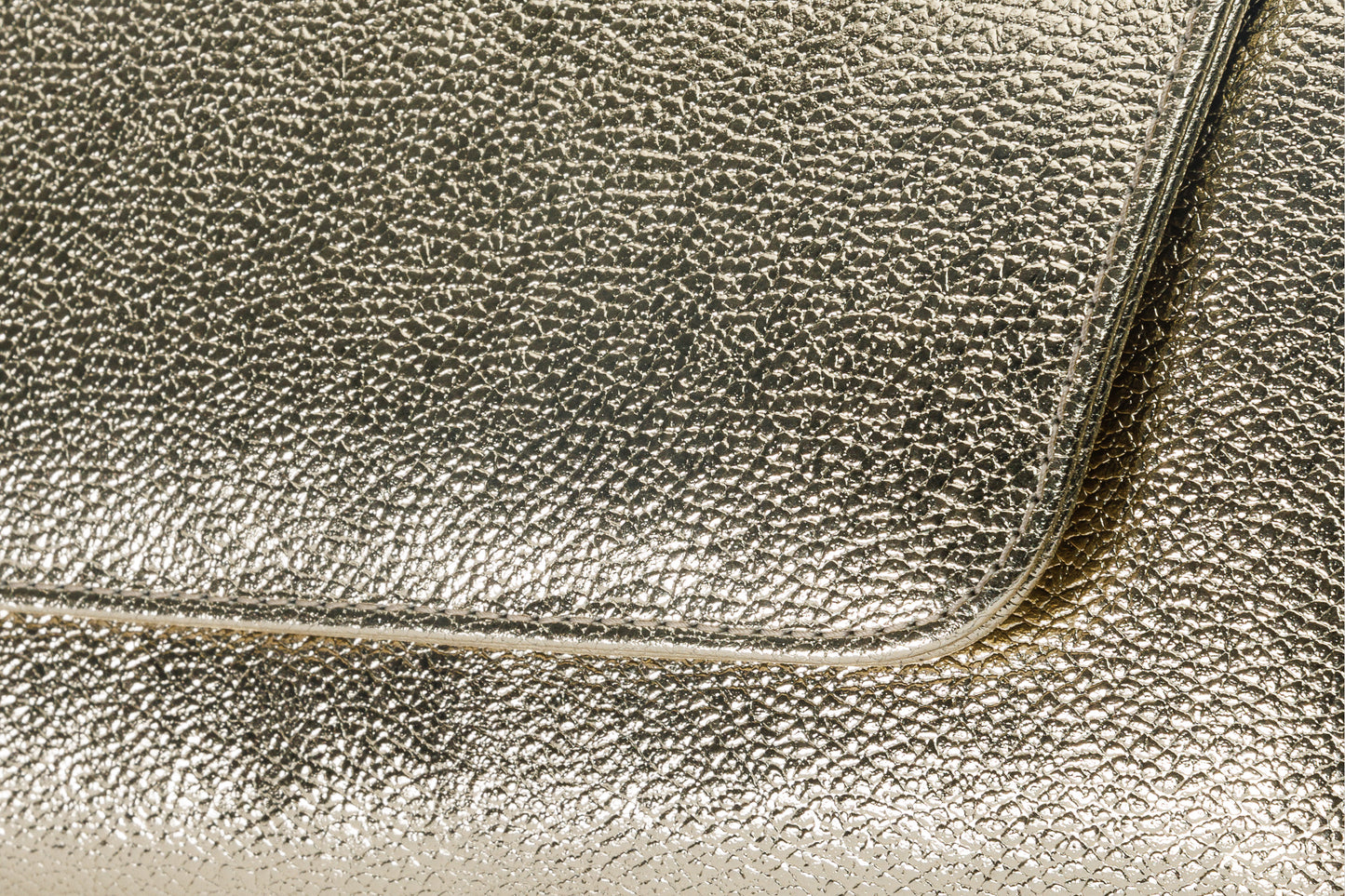 El clutch de cuero dorado Ege