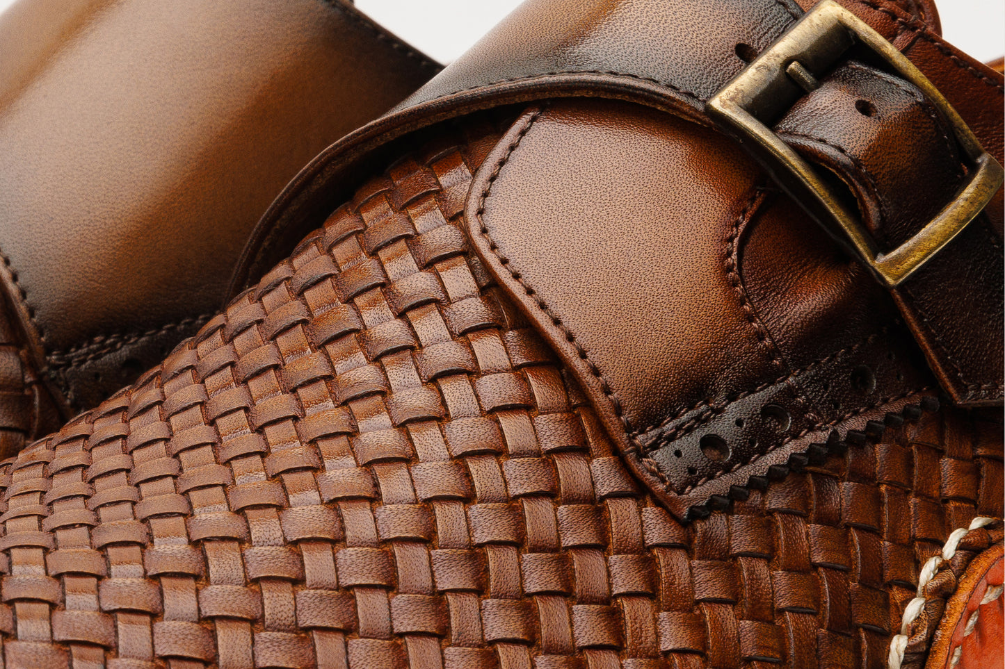 Zapato de hombre hecho a mano con una sola hebilla de cuero tejido en color canela de Rolls