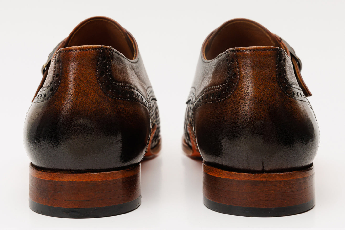 Zapato de hombre hecho a mano con una sola hebilla de cuero tejido en color canela de Rolls