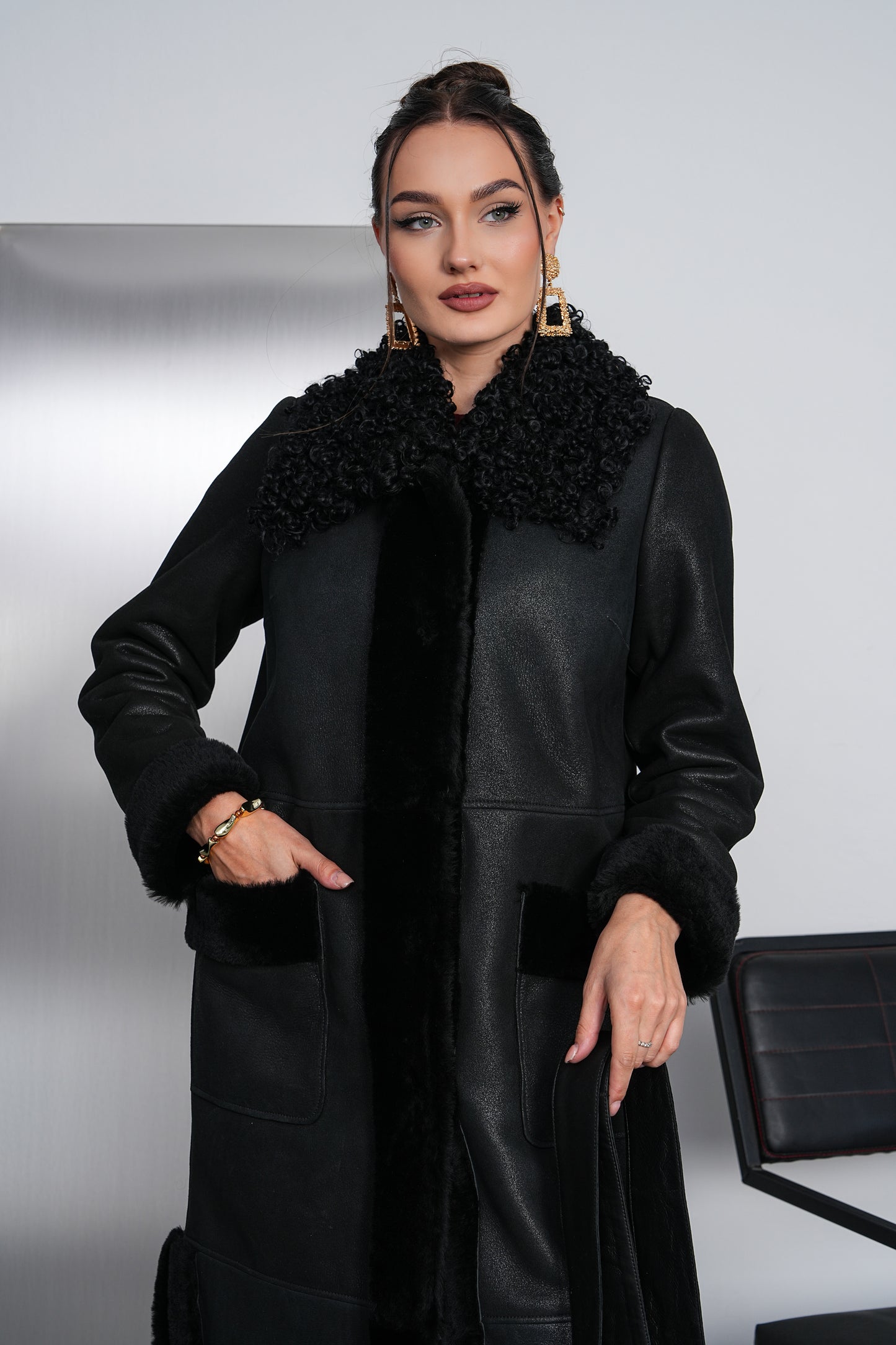 معطف نسائي سيلفوريا أسود من جلد الشيرلنغ الطبيعي المجعد