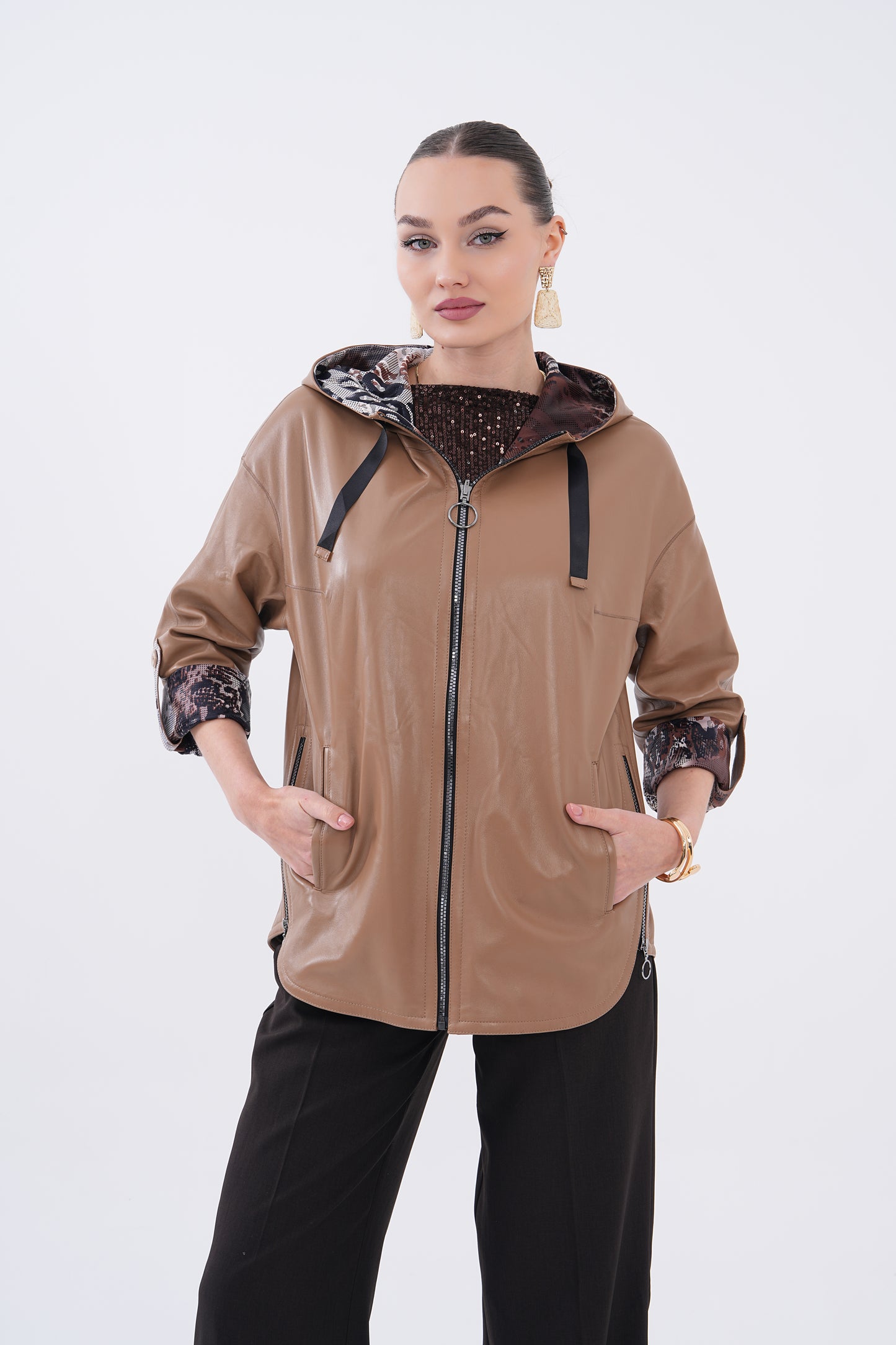 Chaqueta de cuero reversible con capucha para mujer Nyxara, topo marrón