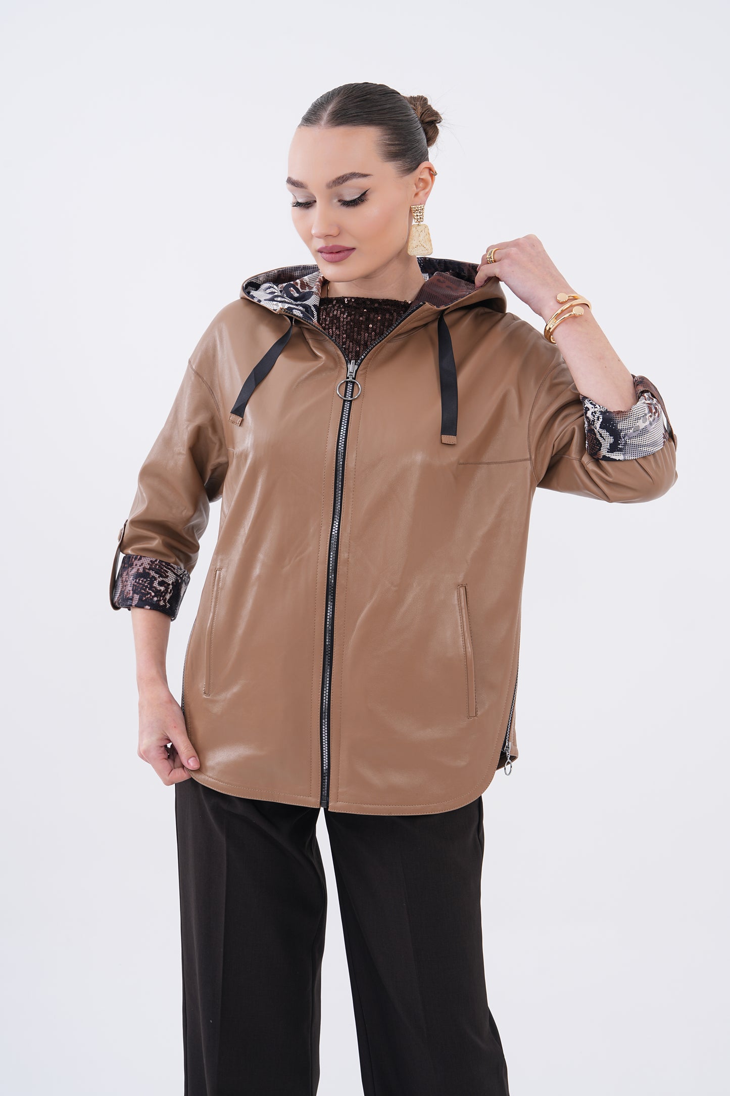 Chaqueta de cuero reversible con capucha para mujer Nyxara, topo marrón