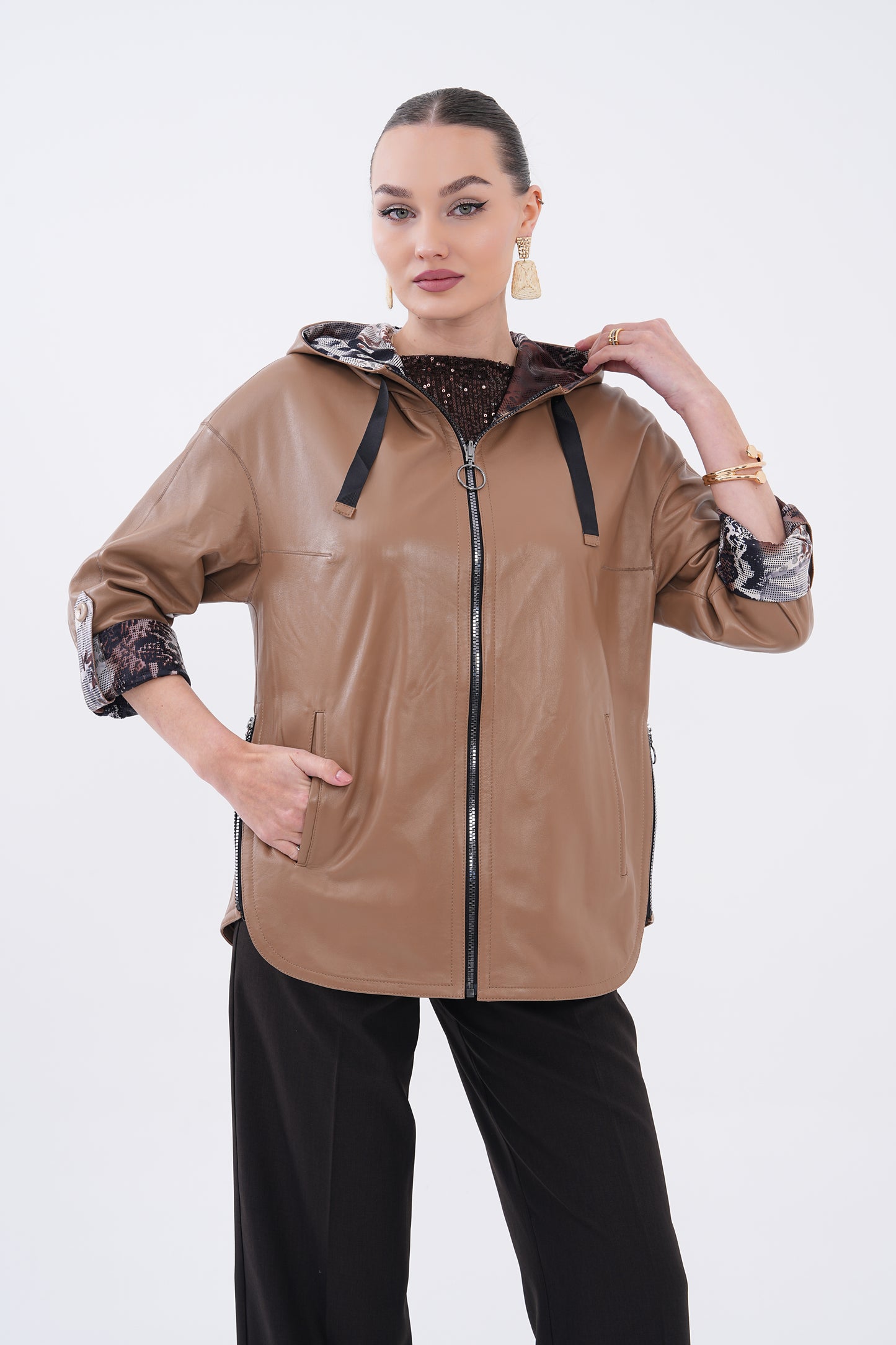 Chaqueta de cuero reversible con capucha para mujer Nyxara, topo marrón