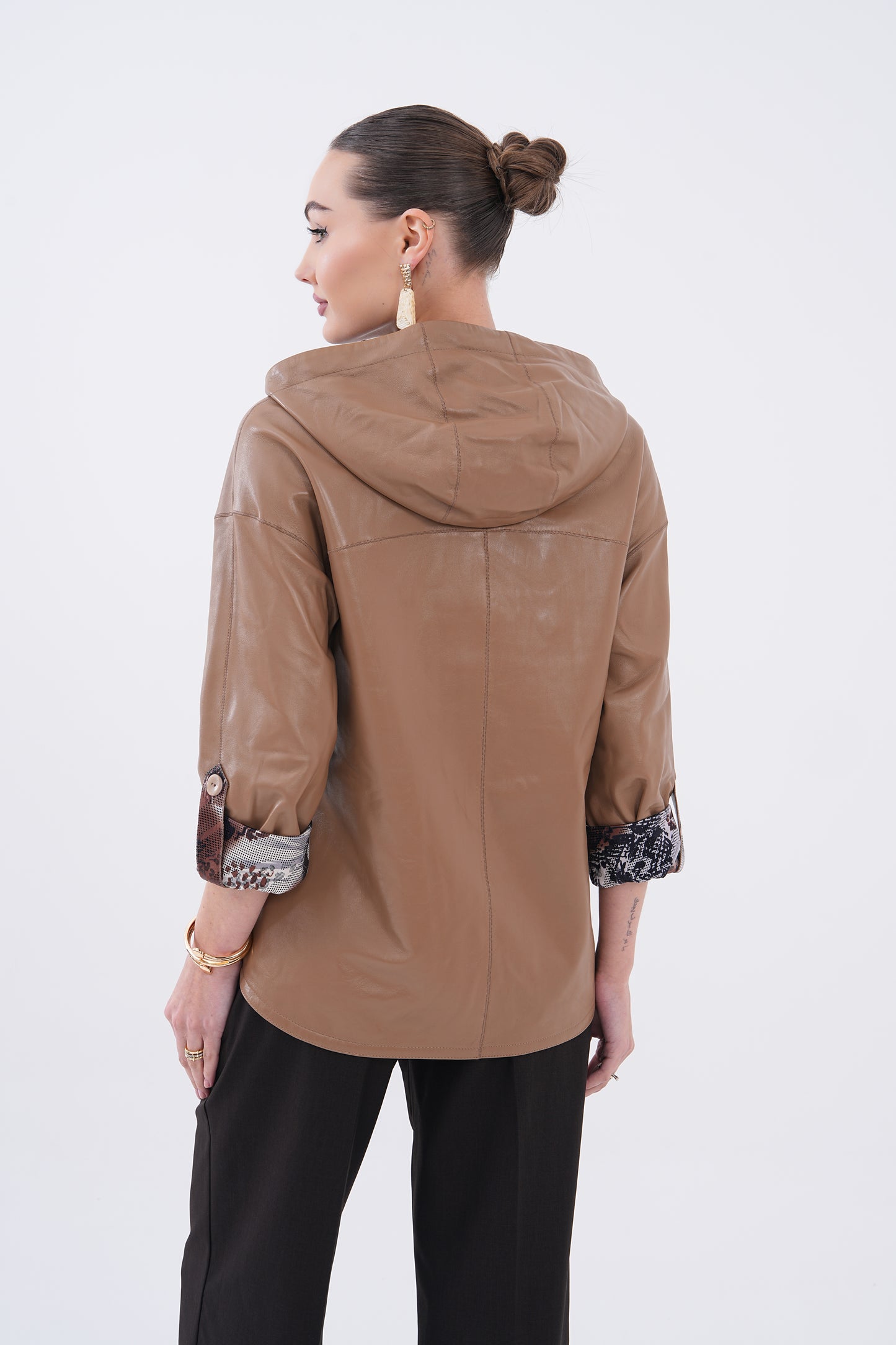 Chaqueta de cuero reversible con capucha para mujer Nyxara, topo marrón