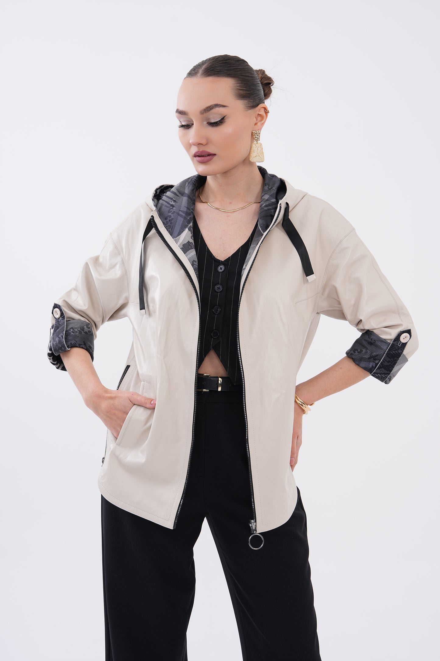 Chaqueta de mujer de cuero beige reversible con capucha Nyxara