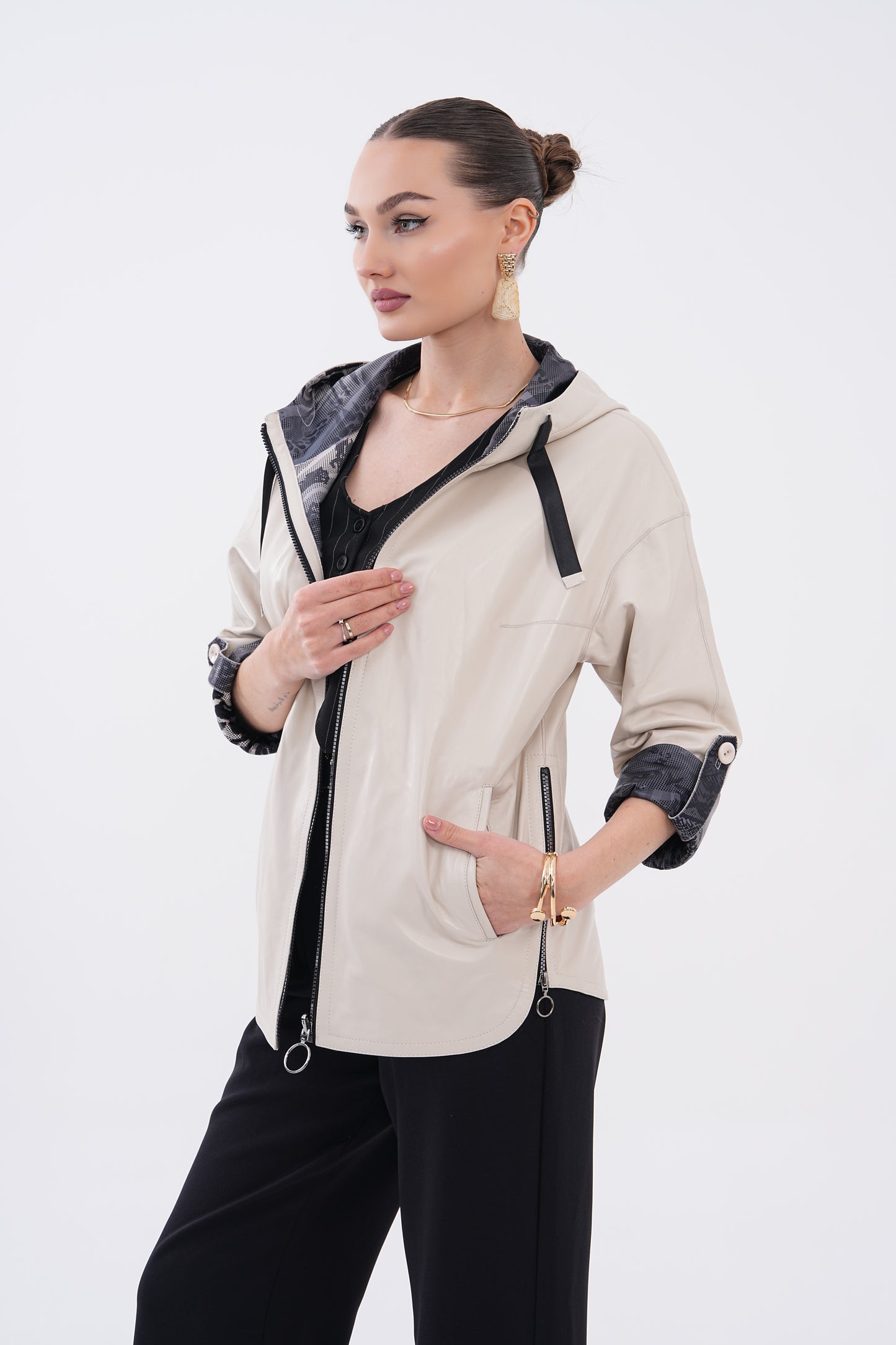 Chaqueta de mujer de cuero beige reversible con capucha Nyxara