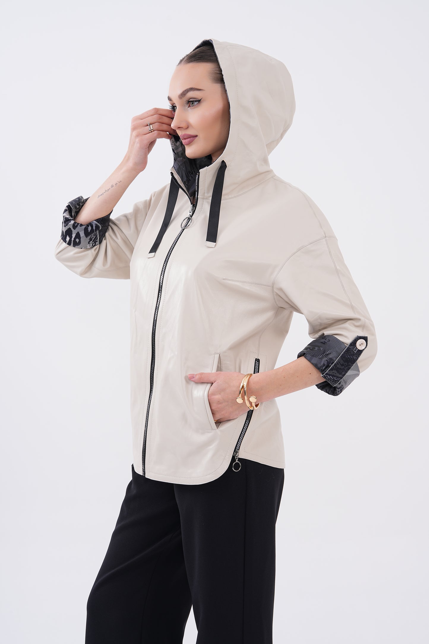 Chaqueta de mujer de cuero beige reversible con capucha Nyxara