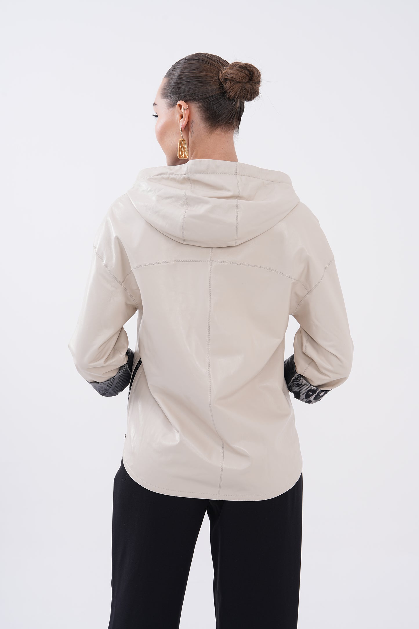 Chaqueta de mujer de cuero beige reversible con capucha Nyxara