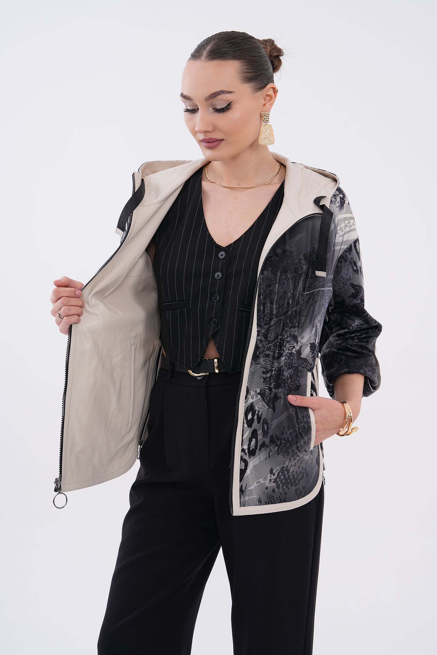 Chaqueta de mujer de cuero beige reversible con capucha Nyxara