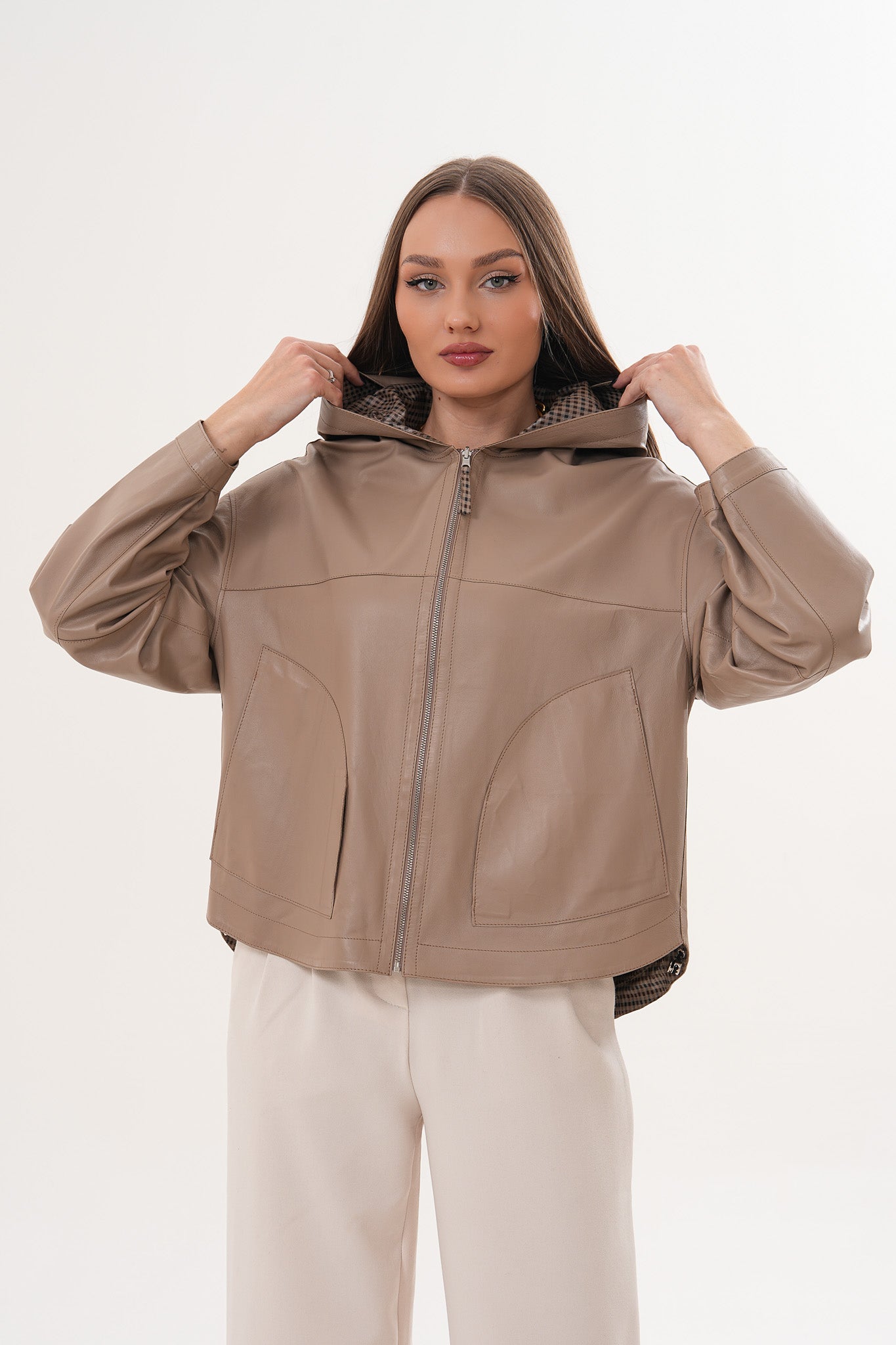 Chaqueta reversible con capucha para mujer de cuero auténtico color topo Elvaria