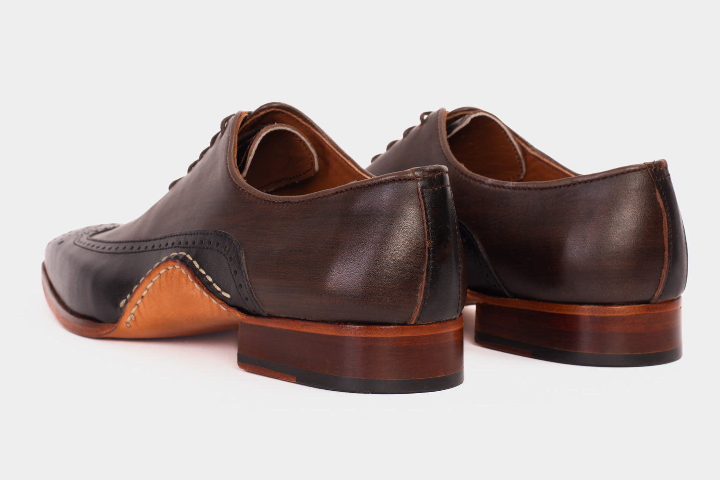 Zapato Oxford con punta de ala en negro y marrón de Royal Hand Craft para hombre
