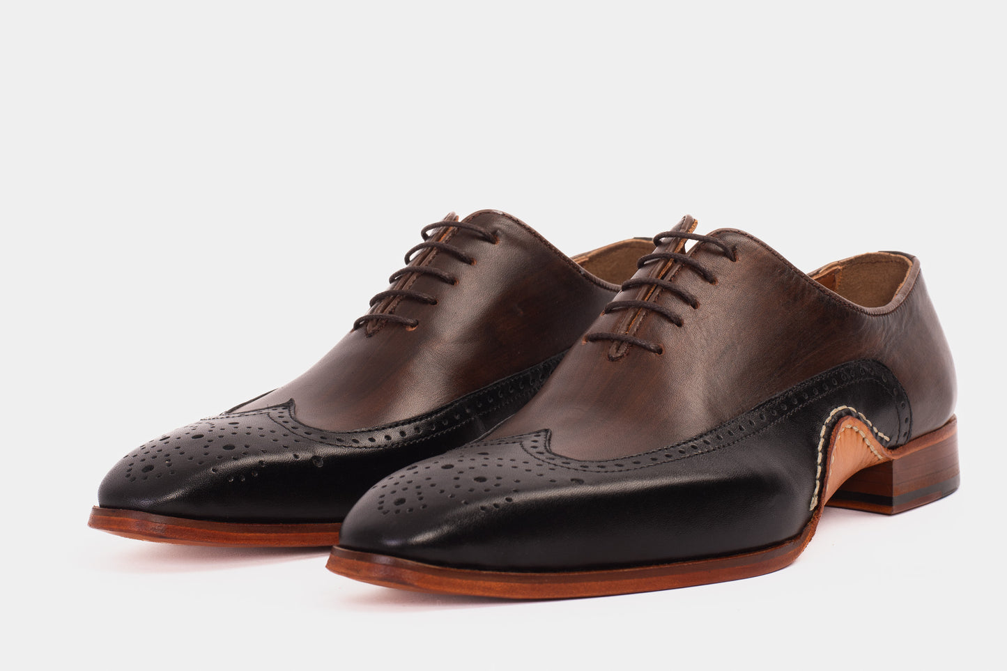 Zapato Oxford con punta de ala en negro y marrón de Royal Hand Craft para hombre