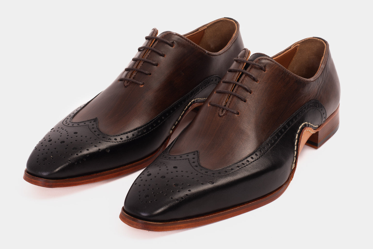Zapato Oxford con punta de ala en negro y marrón de Royal Hand Craft para hombre