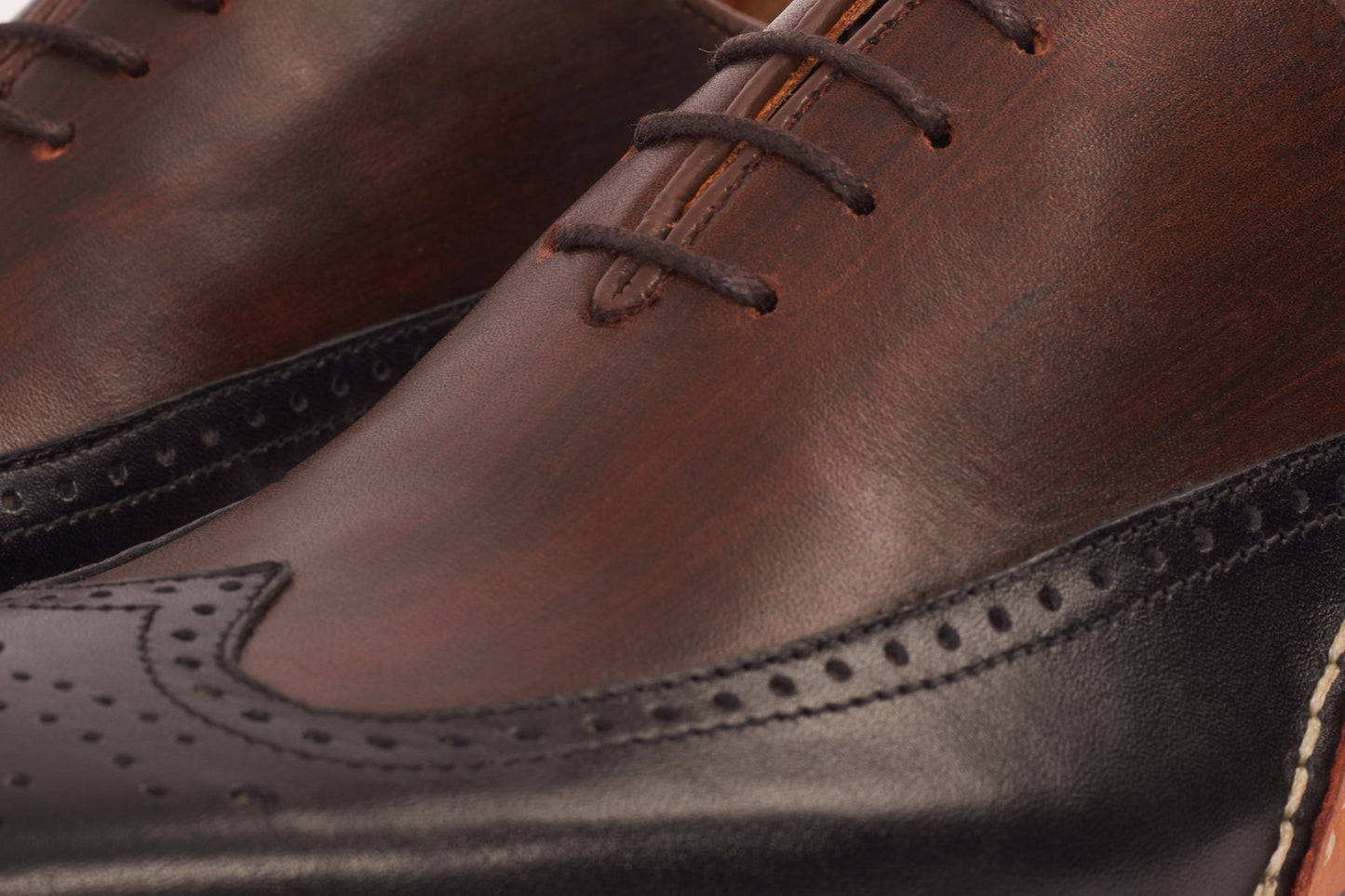 Zapato Oxford con punta de ala en negro y marrón de Royal Hand Craft para hombre