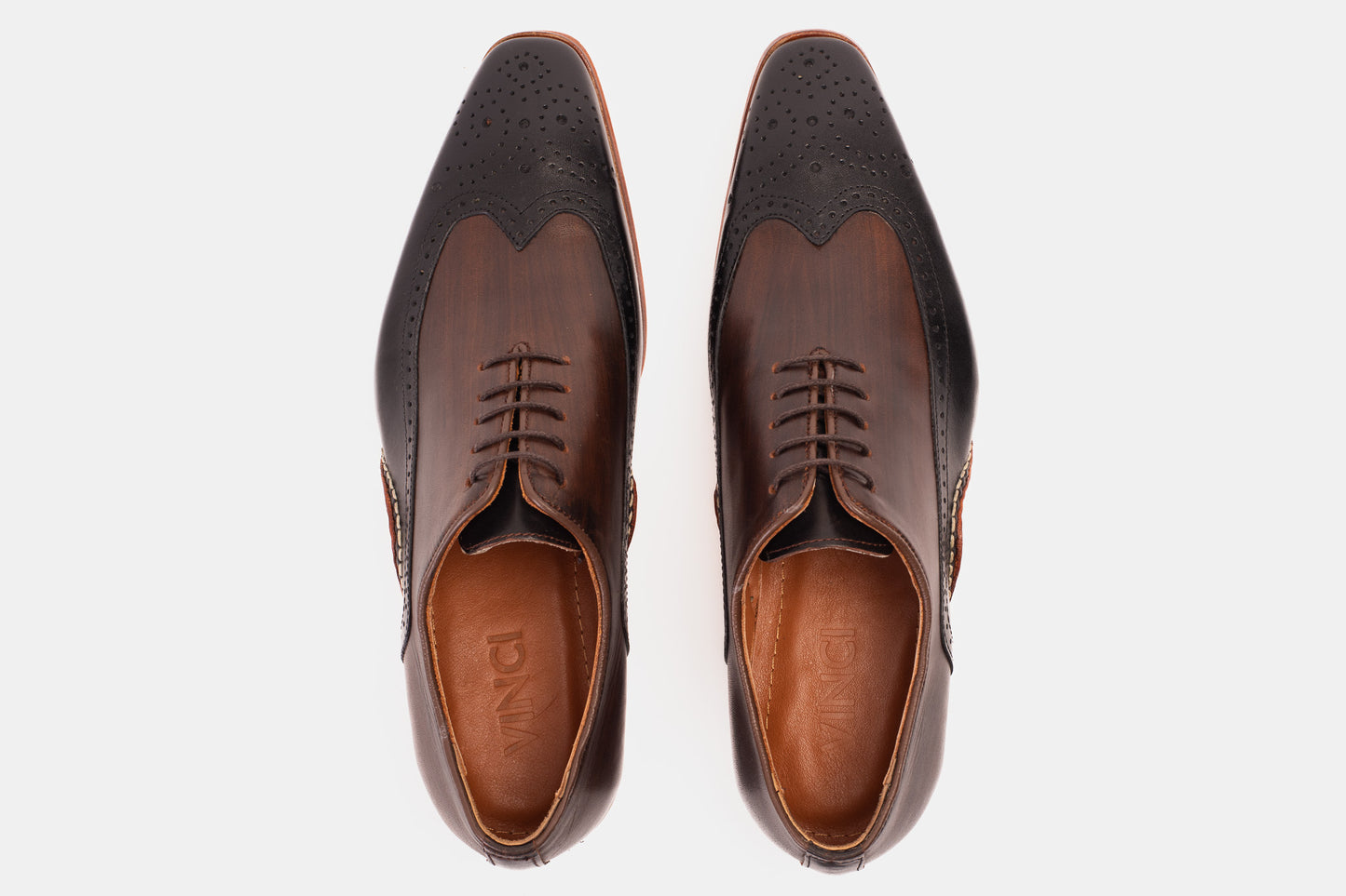 Zapato Oxford con punta de ala en negro y marrón de Royal Hand Craft para hombre