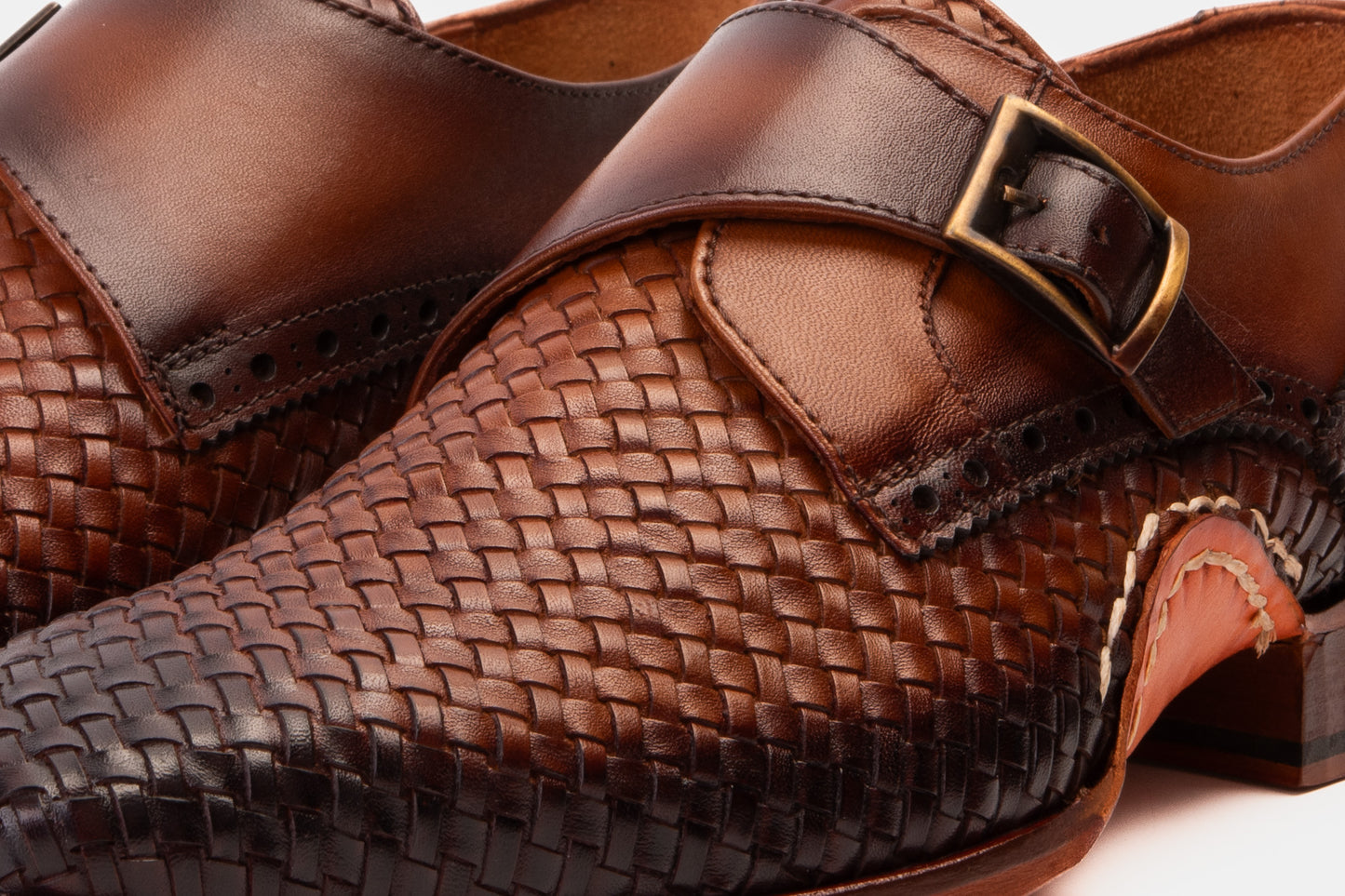 Zapato de hombre hecho a mano con una sola hebilla de cuero tejido en color canela de Rolls