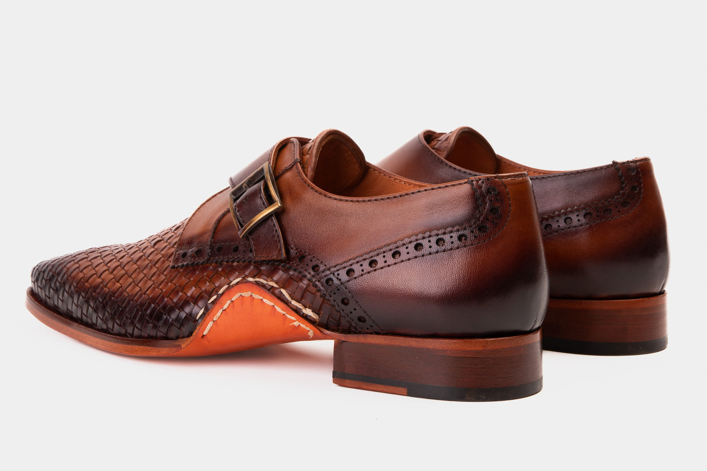 Zapato de hombre hecho a mano con una sola hebilla de cuero tejido en color canela de Rolls