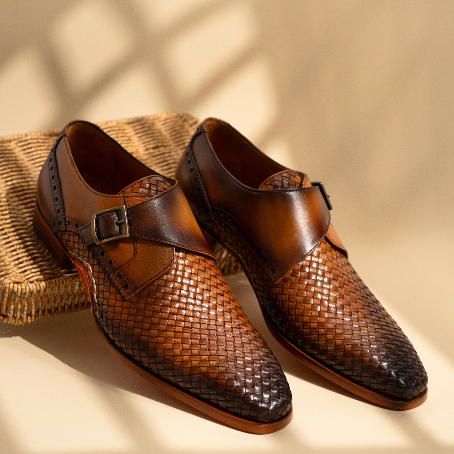 Zapato de hombre hecho a mano con una sola hebilla de cuero tejido en color canela de Rolls