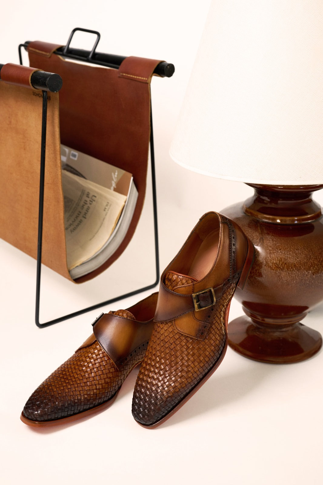Zapato de hombre hecho a mano con una sola hebilla de cuero tejido en color canela de Rolls