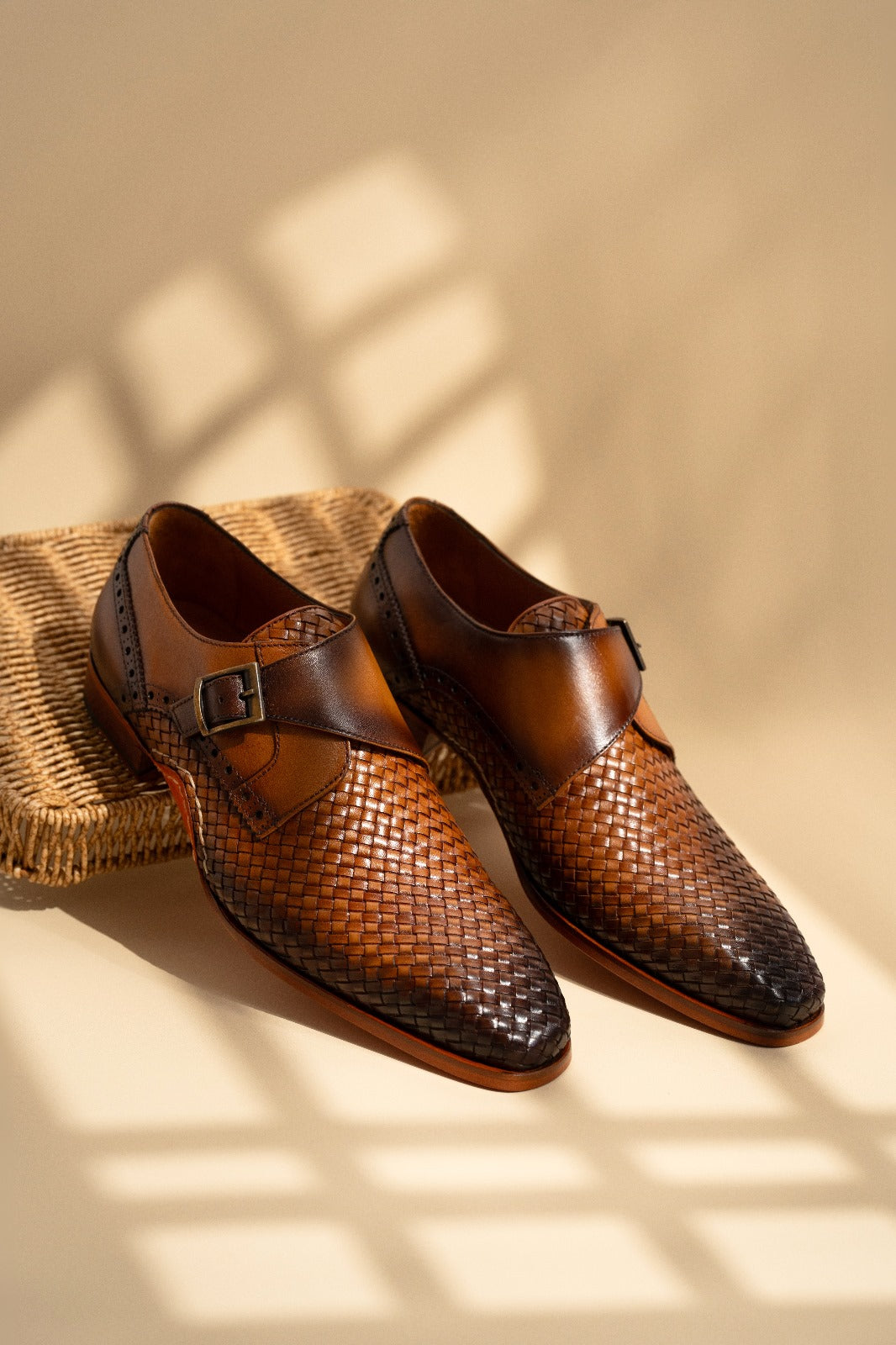 Zapato de hombre hecho a mano con una sola hebilla de cuero tejido en color canela de Rolls