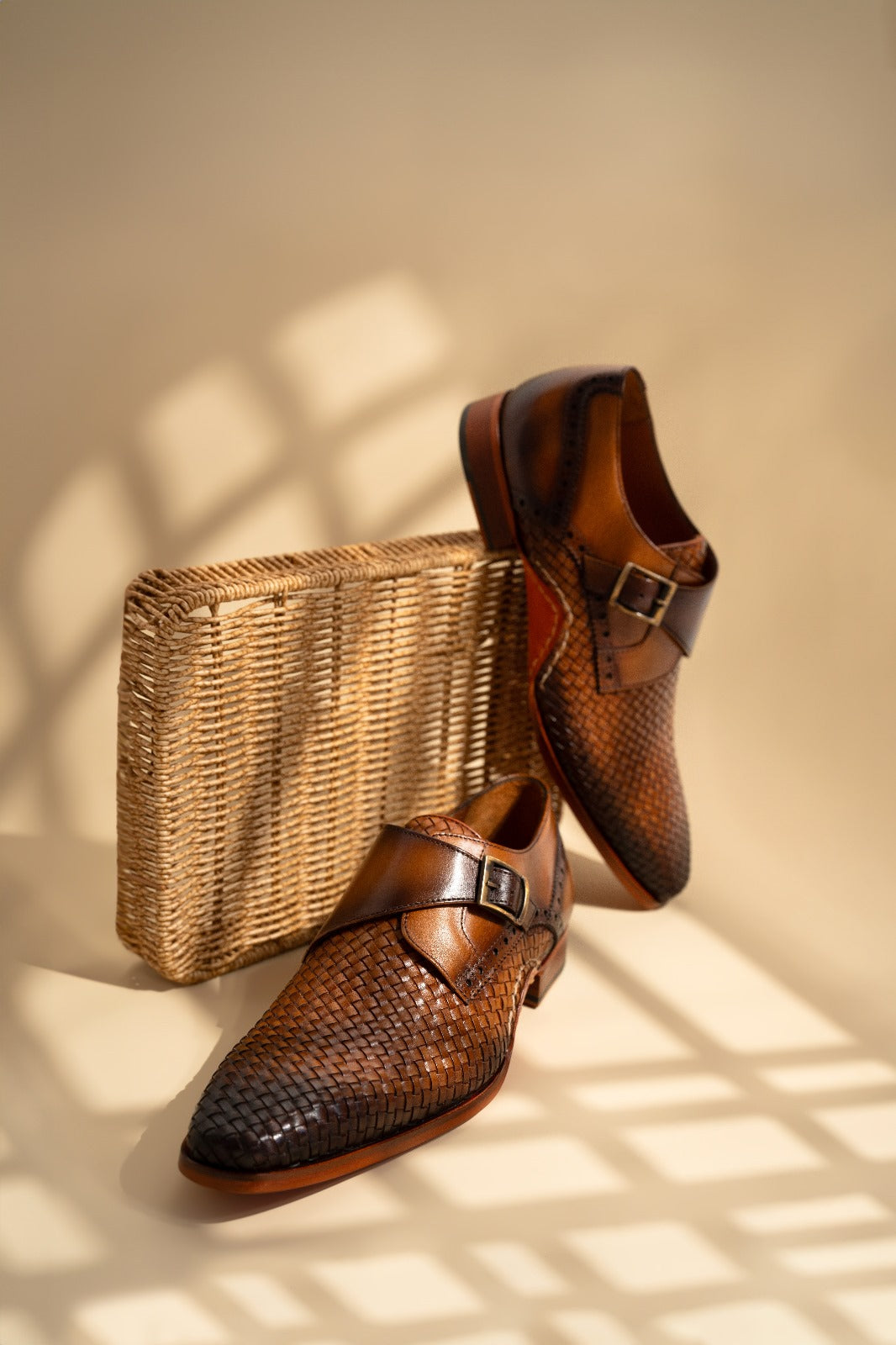 Zapato de hombre hecho a mano con una sola hebilla de cuero tejido en color canela de Rolls