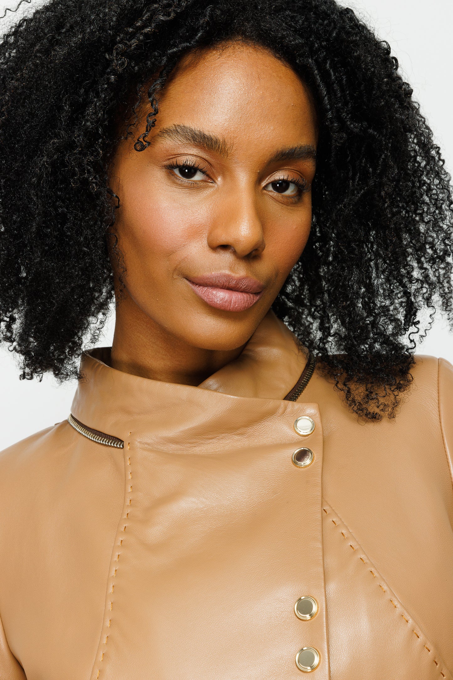 La chaqueta de cuero color canela para mujer de Olmetti