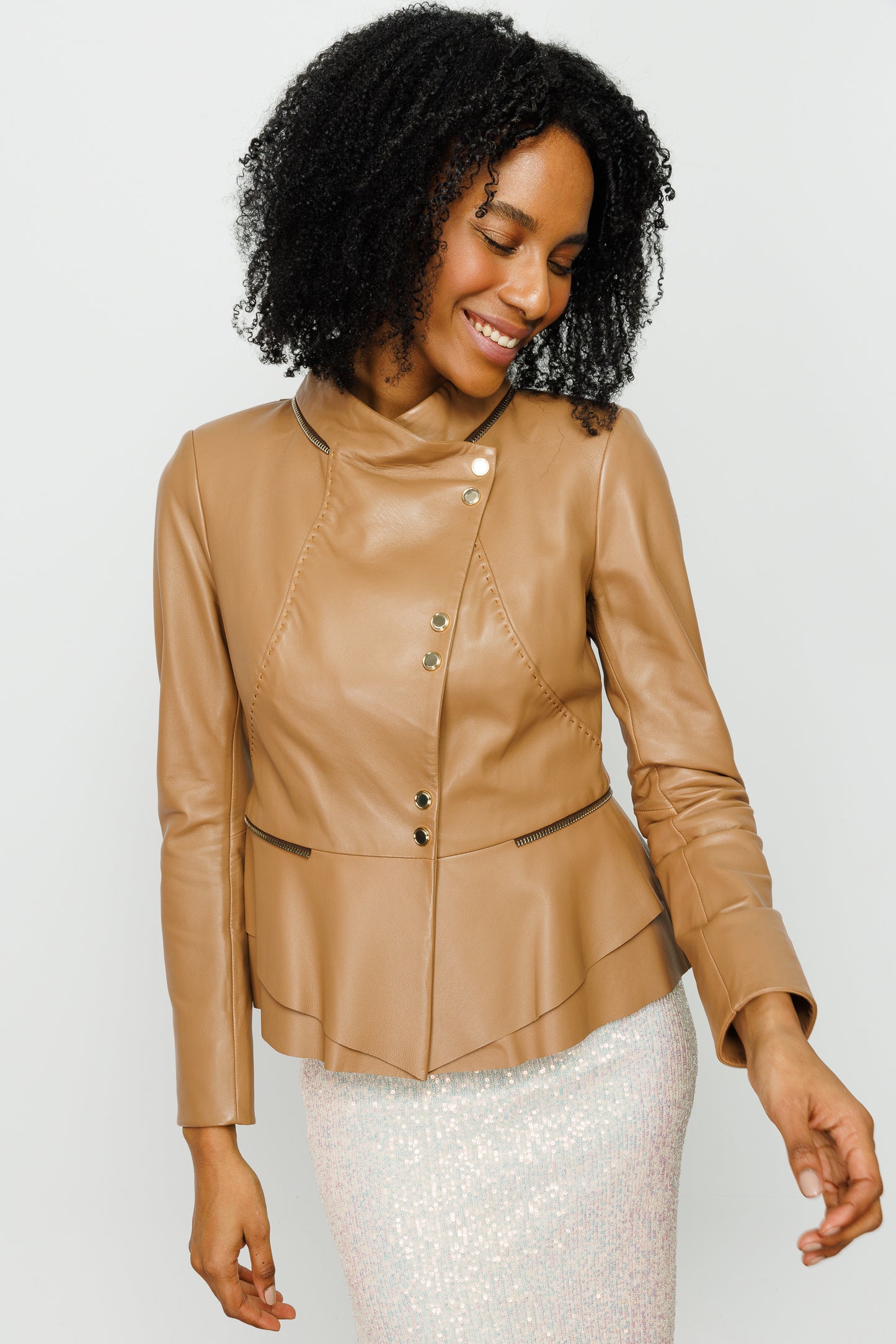 La chaqueta de cuero color canela para mujer de Olmetti