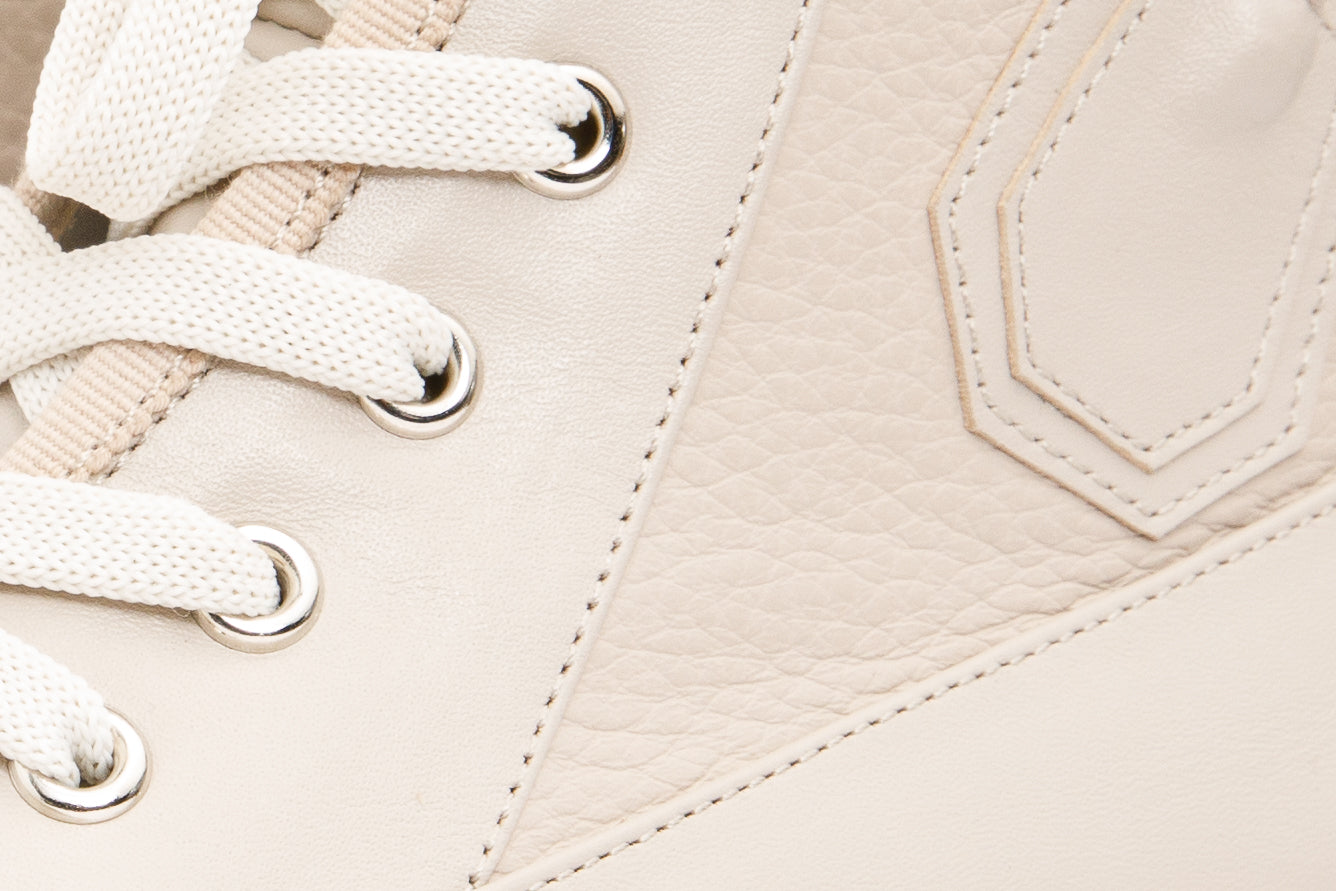 Botín de mujer con cordones y cremallera lateral de piel color crema Arata