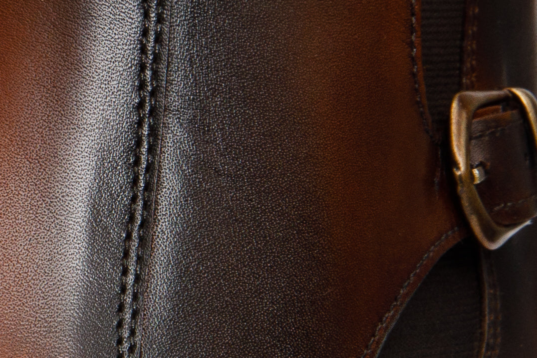 Bota Chelsea de hombre con doble hebilla en piel color canela de Royal Hand Craft