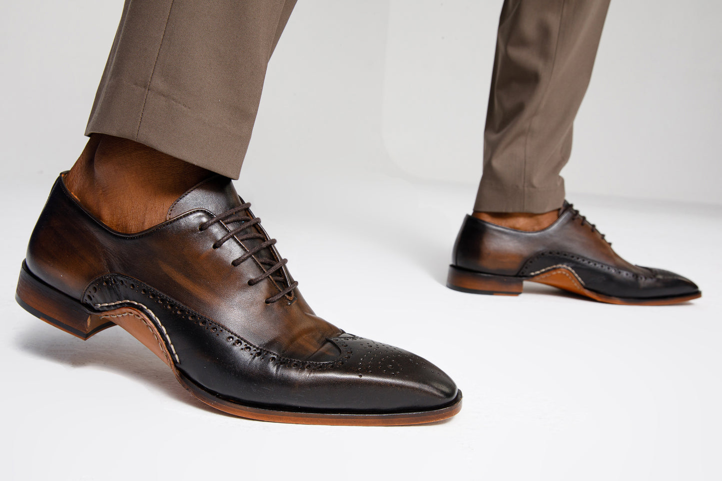 Zapato Oxford con punta de ala en negro y marrón de Royal Hand Craft para hombre