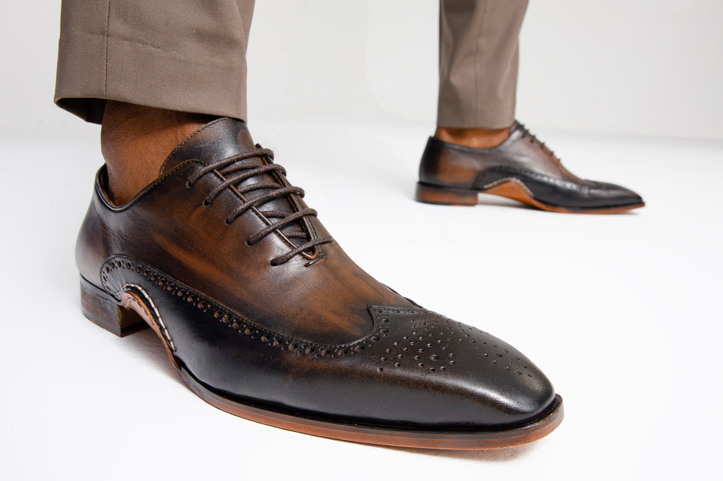 Zapato Oxford con punta de ala en negro y marrón de Royal Hand Craft para hombre