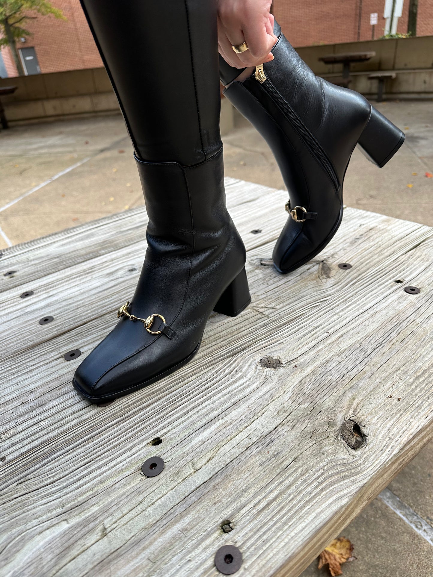 Bota de mujer con tacón de bloque de cuero negro Bukres